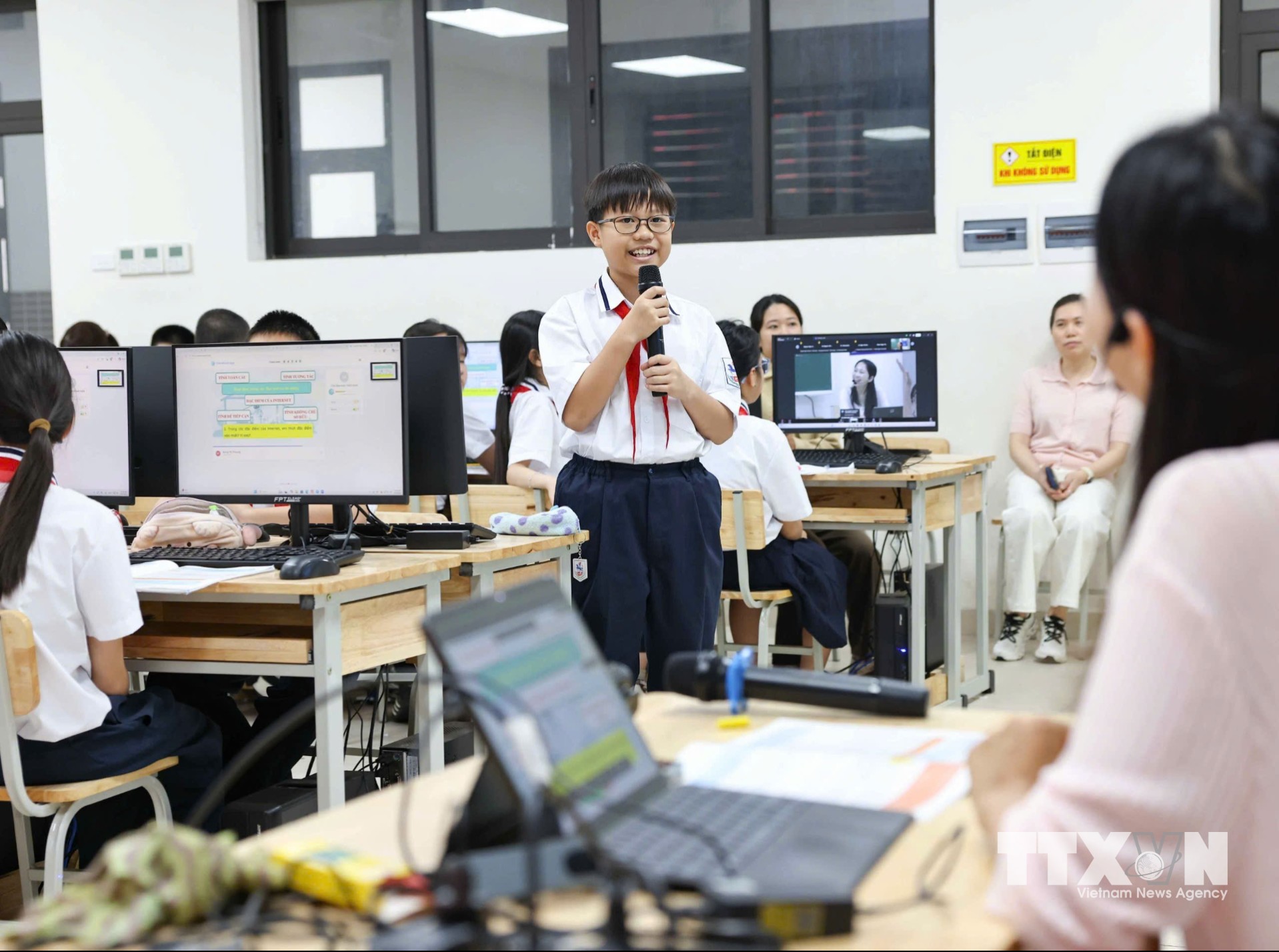 Trong không gian của lớp học mở rộng, giáo viên ở điểm cầu trung tâm giữ vai trò dẫn dắt tiến trình dạy - học. (Ảnh: Thanh Tùng/TTXVN)